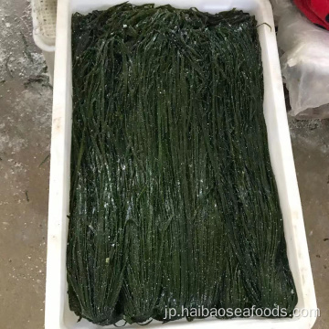 海藻サラダのために凍った塩漬けのワカメの茎がカットされました